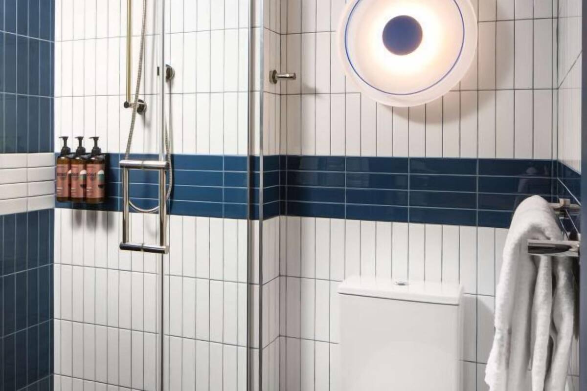 Dusche, kostenlose Toilettenartikel, Haartrockner, Handtücher