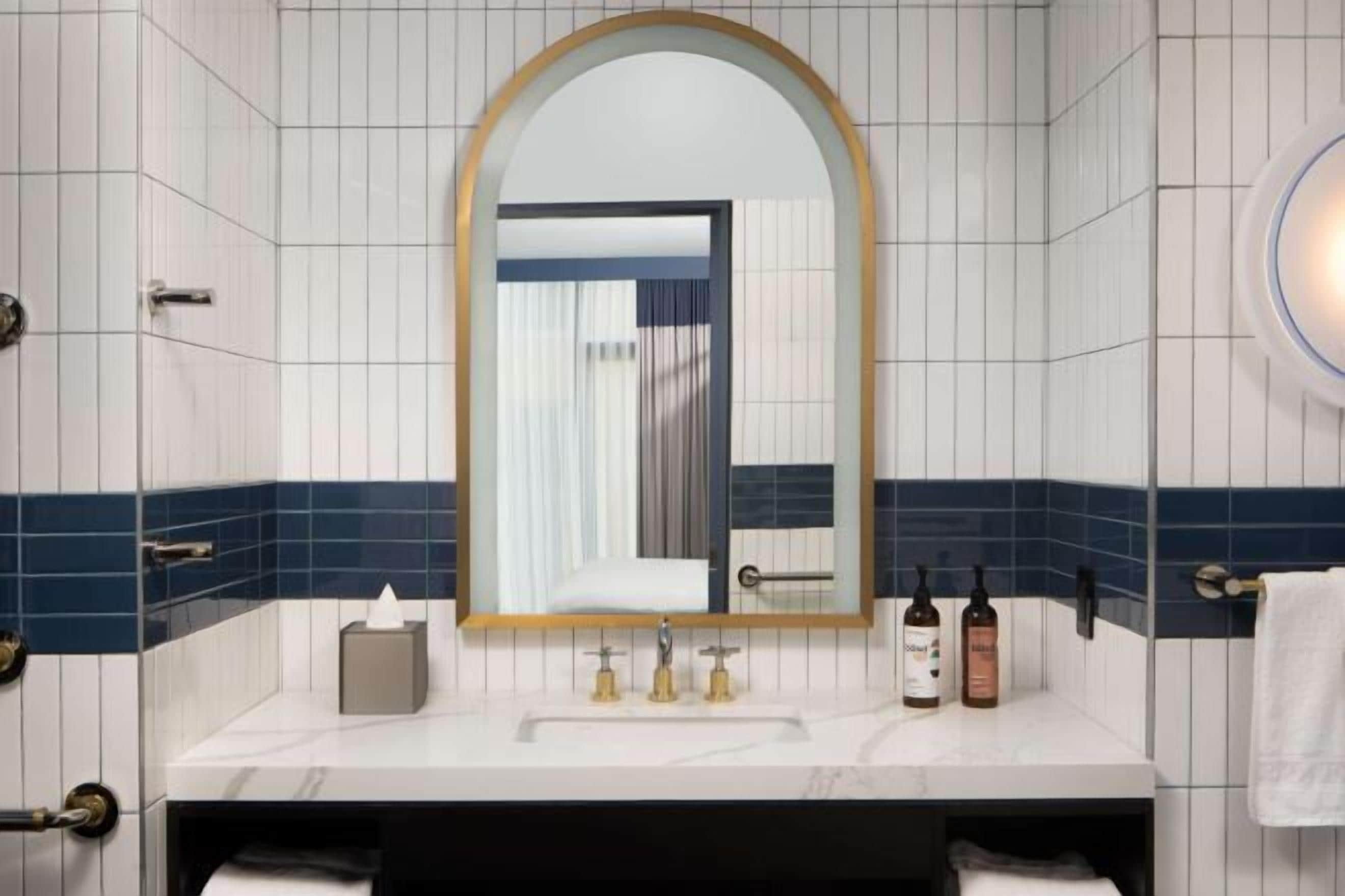 バスルーム | シャワー、バスアメニティ (無料)、ヘアドライヤー、タオル