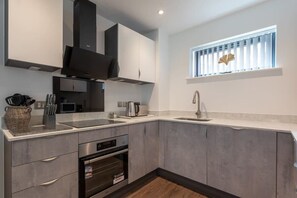 Fridge, microwave, oven, stovetop - Modern 1BR Stay | Stay Zeni, Ouse Court York (York)