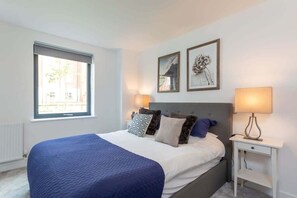 1 bedroom, iron/ironing board, WiFi, bed sheets - Modern 1BR Stay | Stay Zeni, Ouse Court York (York)