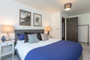 1 dormitorio, tabla de planchar con plancha, wifi y ropa de cama