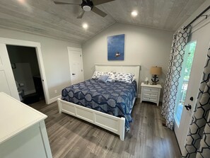 9 bedrooms, travel crib, free WiFi, bed sheets - MERRY CHRISTMAS!! Enjoy 15% discount on bookings made w/in 30 days of your stay! (LaFollette)