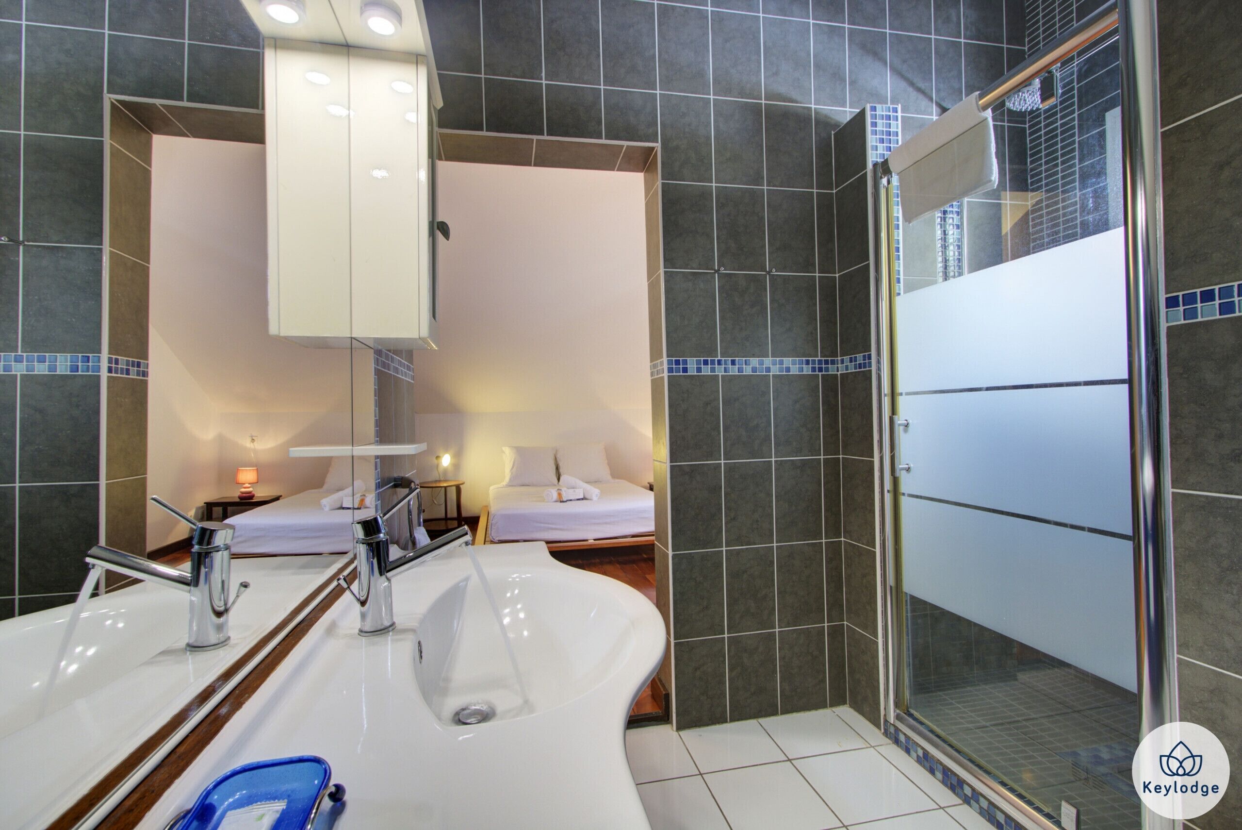 Douche, sèche-cheveux, serviettes fournies, savon