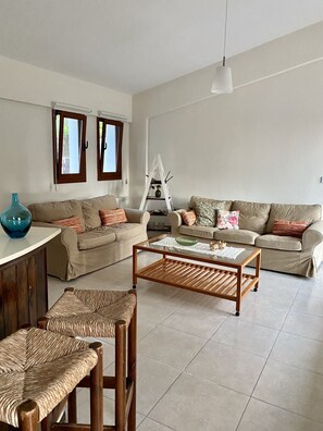 TV, fireplace, books - 3 Bedroom Villa for rent in Tsada Village, Paphos near Minthis Hills Golf Course (Tsada)