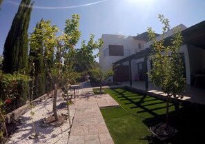 Terrace/patio - 3 Bedroom Villa for rent in Tsada Village, Paphos near Minthis Hills Golf Course (Tsada)