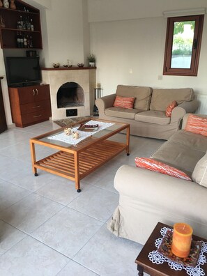 TV, fireplace, books - 3 Bedroom Villa for rent in Tsada Village, Paphos near Minthis Hills Golf Course (Tsada)