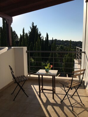 Property grounds - 3 Bedroom Villa for rent in Tsada Village, Paphos near Minthis Hills Golf Course (Tsada)