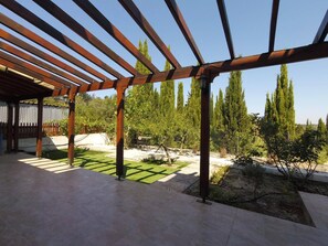 Terrace/patio - 3 Bedroom Villa for rent in Tsada Village, Paphos near Minthis Hills Golf Course (Tsada)
