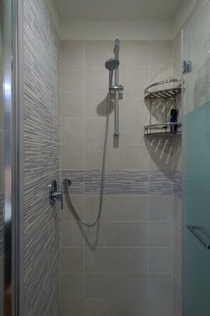 Apartment, 1 Bedroom | Bilik Mandi | Pancuran mandi, hulu semburan mandi hujan, pengering rambut, bidet 