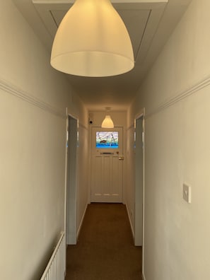 Apartamento familiar, baño privado, vistas al patio | Interior