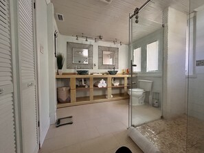 Deluxe Double Room, 1 King Bed, Ensuite, Garden View (Executive King - EnSuite) | Bathroom | Shower, rainfall showerhead, hair dryer, soap - Manatee Palms (Bradenton)