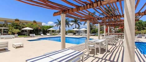 حمّام سباحة خارجي، مقاعد للتشمس