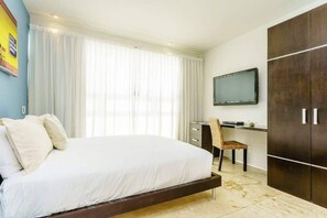 3 habitaciones, escritorio y tabla de planchar con plancha 