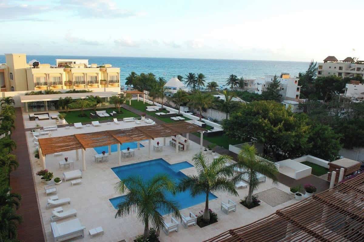 Piscine extérieure, chaises longues