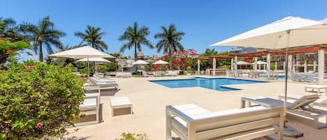 Una piscina al aire libre, tumbonas