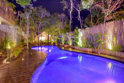 Eco-Chic Condo: Private Pool, Bikes, Near Beach