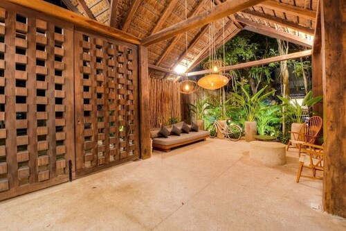 Eco-Chic Condo: Private Pool, Bikes, Near Beach