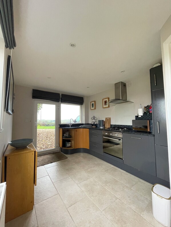 Fridge, microwave, oven, stovetop - The Annex 3 East Town Cottages (West Ashton)