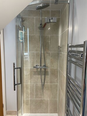 Dusche, Haartrockner, Handtücher, Seife