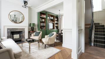 Apartment (4 Bedrooms) | Living area | TV