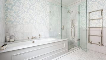 Apartment (4 Bedrooms) | Bathroom | Separate bathtub and shower, hair dryer, towels