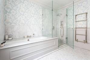 公寓 (4 Bedrooms) | 浴室 | 獨立浴缸及淋浴設備、風筒、提供毛巾