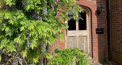 The Farmhouse - Sleeps 12 With Private Grounds