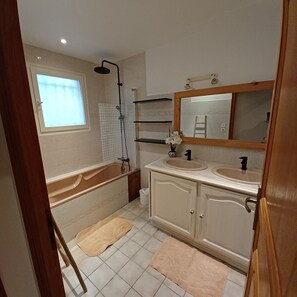 Combined shower/tub, towels, toilet paper