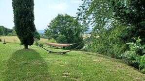 A hammock in a grassy area with trees and a view of the countryside. - Vacation home with private pool 5min from Sarlat (Marcillac-Saint-Quentin)
