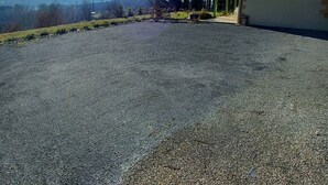 A gravel driveway leading to a building with a green roof and a covered area. - Vacation home with private pool 5min from Sarlat (Marcillac-Saint-Quentin)