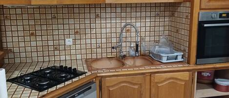 Een koelkast, een magnetron, een oven, een kookplaat