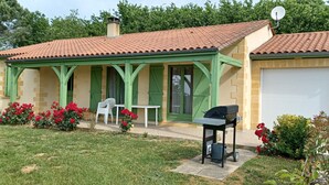 A house with a patio, a barbecue grill, and a garage. - Vacation home with private pool 5min from Sarlat (Marcillac-Saint-Quentin)