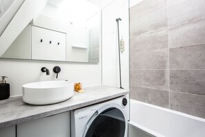 Badewanne, Haartrockner, Handtücher