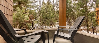 Designer home - A/C, pool, hot tub & free parking