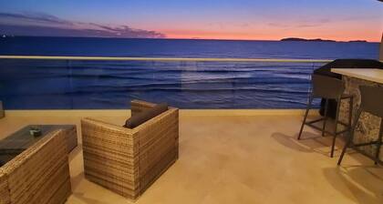BEACH FRONT CONDO, PRIVATE BEACH & AMAZING VIEWS!!