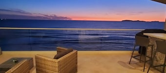 BEACH FRONT CONDO, PRIVATE BEACH & AMAZING VIEWS!!