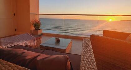 BEACH FRONT CONDO, PRIVATE BEACH & AMAZING VIEWS!!