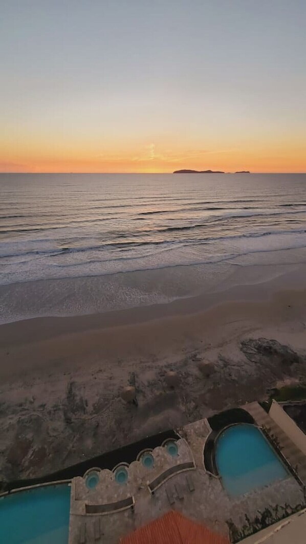 A beach view with a pool area. - BEACH FRONT CONDO, PRIVATE BEACH & AMAZING VIEWS!! (Rosarito)