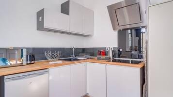 Réfrigérateur, micro-ondes, four, lave-vaisselle