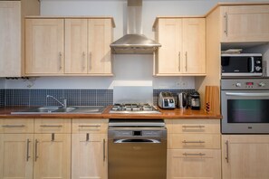 Kühlschrank, Mikrowelle, Ofen, Geschirrspüler