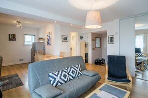 Fernseher, DVD-Player, Stereoanlage