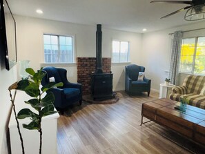 Téléviseur connecté, foyer, table de ping-pong, bureau