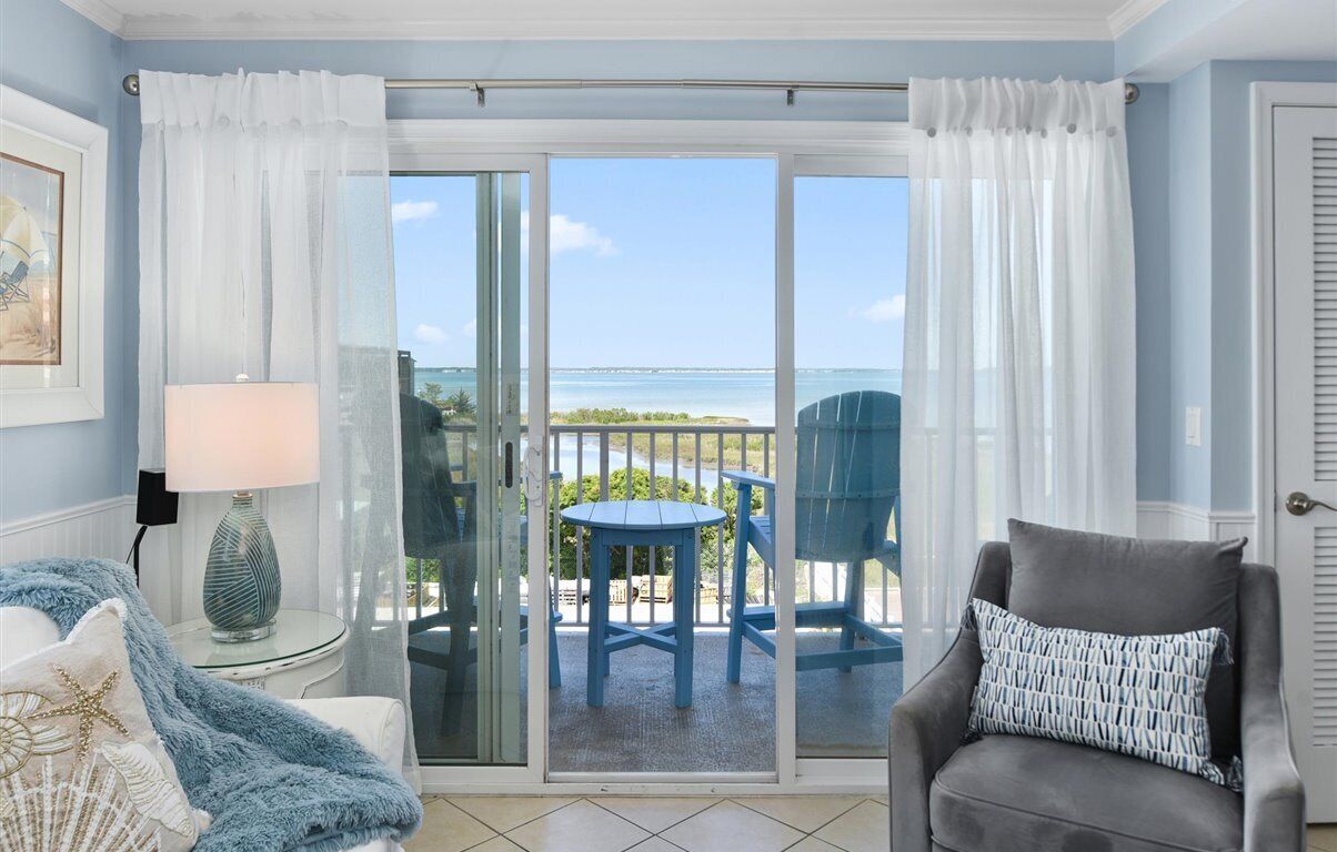 2 BR 2BA with Bay Views and Pool - Close to Convention Center
