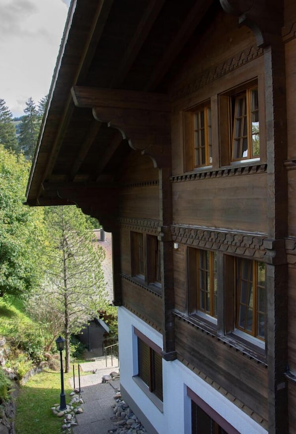 Un edificio de varios pisos con fachada de madera y ventanas grandes.