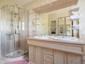 Bathtub, hair dryer, towels