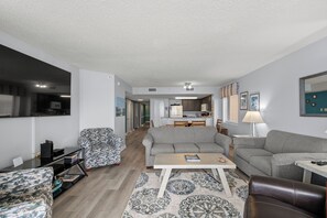 TV, DVD-spiller og stereoanlegg