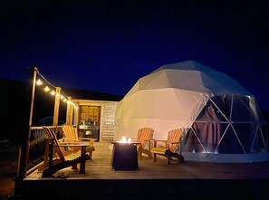 Outdoor dining - Cozy and luxurious Diamond Glamping Dome with panoramic views. Pet Friendly (Port Wade)