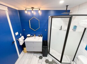 Douche, sèche-cheveux, serviettes fournies, savon