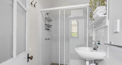 Comfortable 3 bed property in the heart of The Rocks