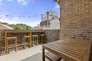 Outdoor dining - Comfortable 3 bed property in the heart of The Rocks (The Rocks)